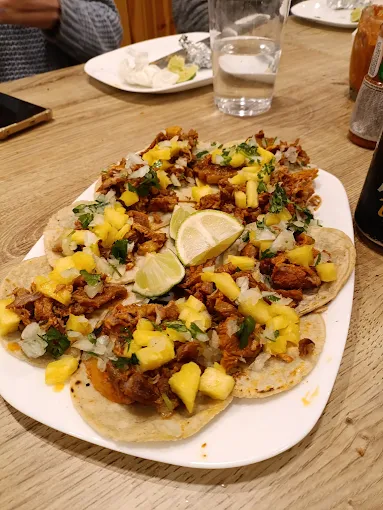 Tacos al Pastor tradicionales con piña y cilantro